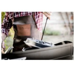PETROMAX Büffelleder-Schürze - Grill-Zubehör -Outdoor Zelt Verkauf petromax bueffelleder schuerze mit mensch